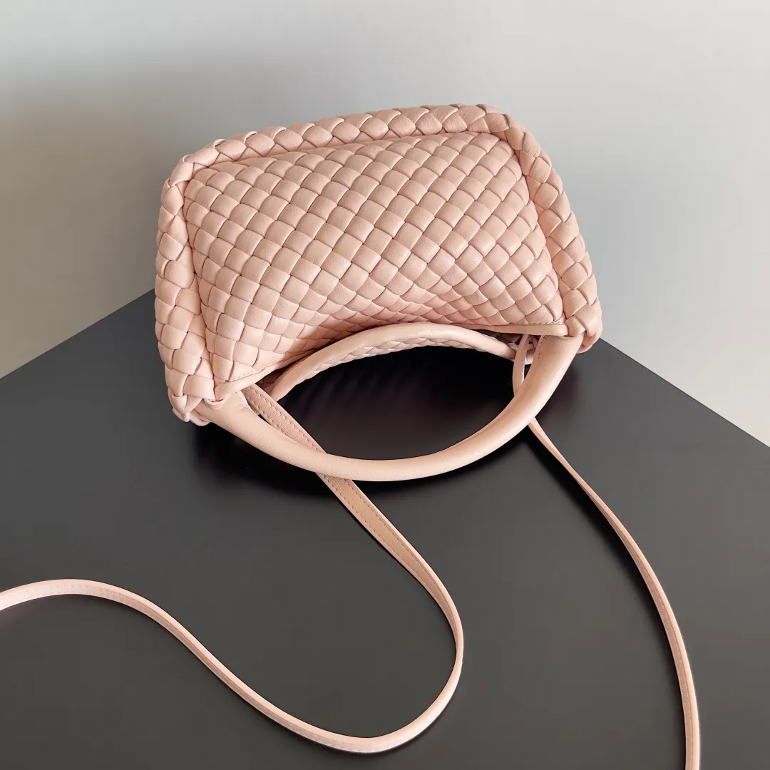 Batch 1760 BOTTEGA VENETA's new mini COBBLE bag. This season's mini Cobble series brings a new style of handbag. The body of the bag resembles the shape of a "Yuanbao", giving you good luck throughout autumn and winter! This Yuanbao bag is made of three pieces of quilted cotton and has an unlined body, showing its quiet power. The bag is carefully designed to create a three-dimensional look. The joints and edges are decorated with lambskin strips to create a sense of simplicity. The handbag is not lined, so you can directly appreciate the consistent lambskin on the outside and inside. It is beautiful both inside and outside. The top handle of this handbag is made of leather-wrapped rope and is quite sturdy. The detachable shoulder strap is secured by a leather buckle inside the bag. Can be carried by hand, carried on the shoulder or cross-body, very easy to match! Style number: 805739 Size: 23*11*8cm